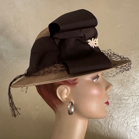 LOVELY 1950s\' TAN STRAW FEDORA WITH WIDE BAND, APPLIQUÉ & VEIL main image 5